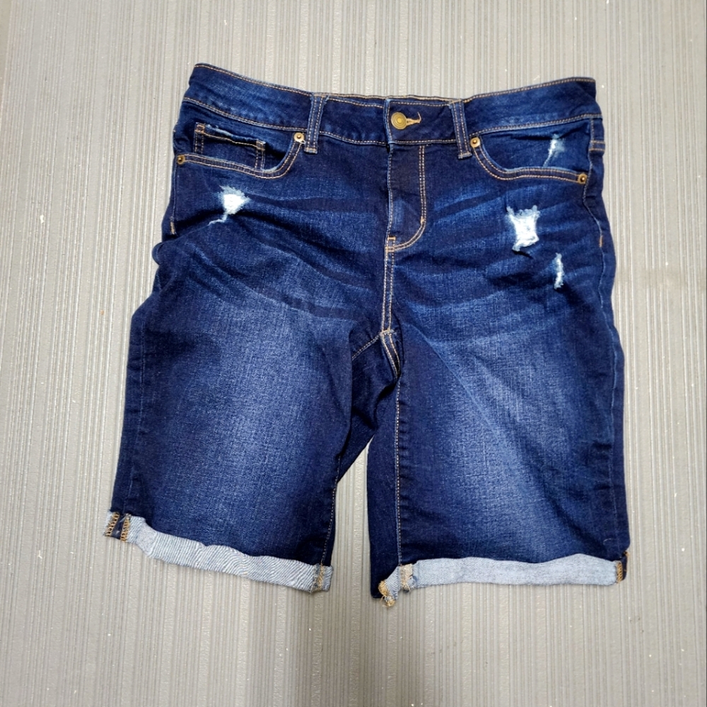 Time & Tru Womens Mid rise 8 jean shorts
